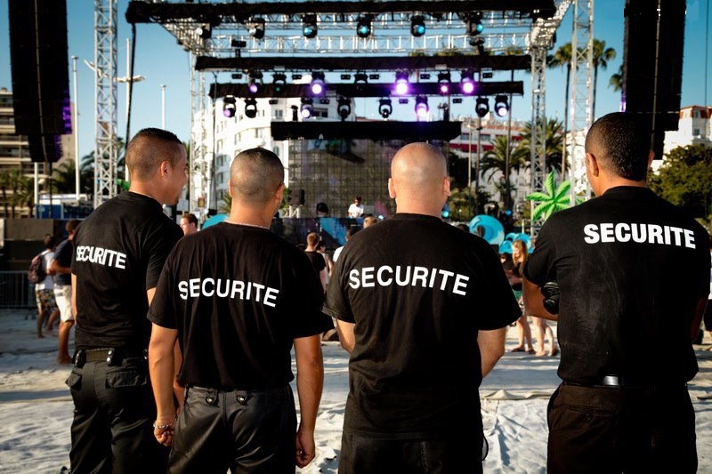 Agent de sécurité professionnel en uniforme effectuant une ronde de surveillance